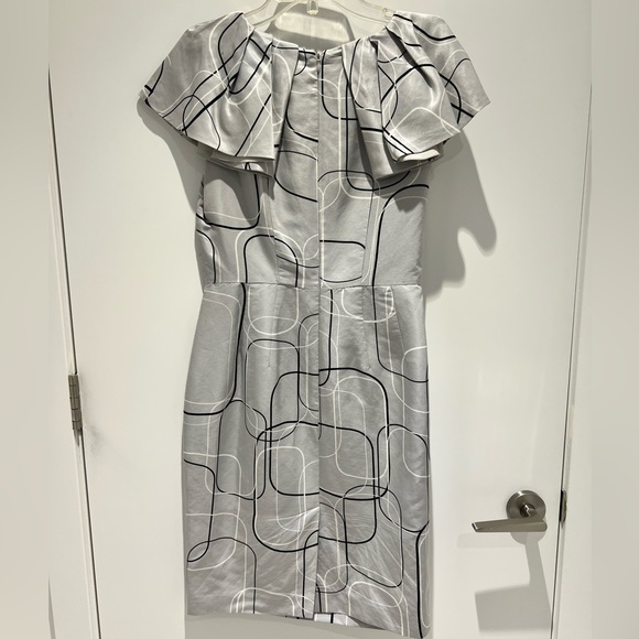 🖤 Beautiful silk dress in a gorgeous silk print and unique raffle detail - Picture 6 of 11